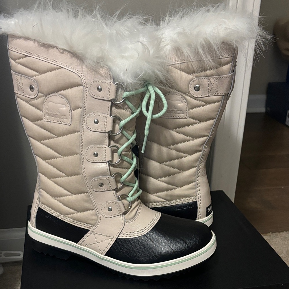 Women's Beige and Black Sorel NWT Winter Boots Tofino, waterproof